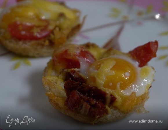 Хрустящие корзиночки с помидорами и перепелиными яйцами 