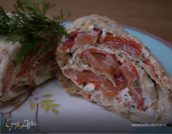 Рулет из лаваша с семгой, сладким перцем и козьим сыром 