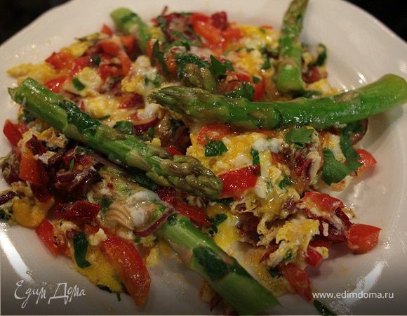 Жареные яйца со спаржей, сладким перцем и вялеными помидорами 