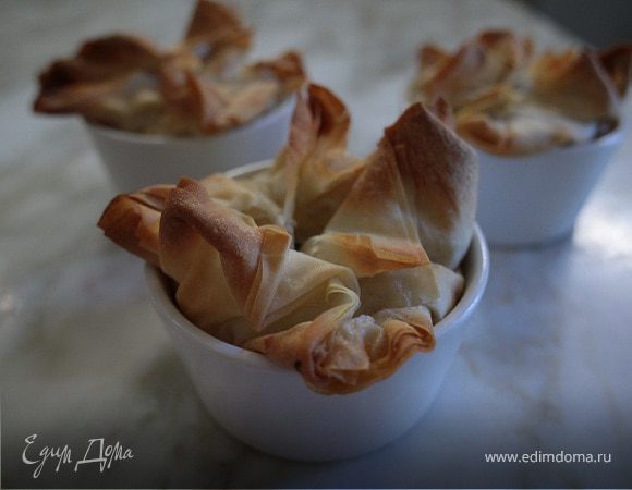 Закрытые корзиночки с моцареллой и шпинатом 