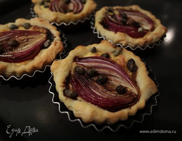 Тарталетки с красным луком и сырным соусом 