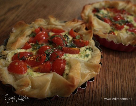Тарты с творогом, помидорами черри и базиликом 