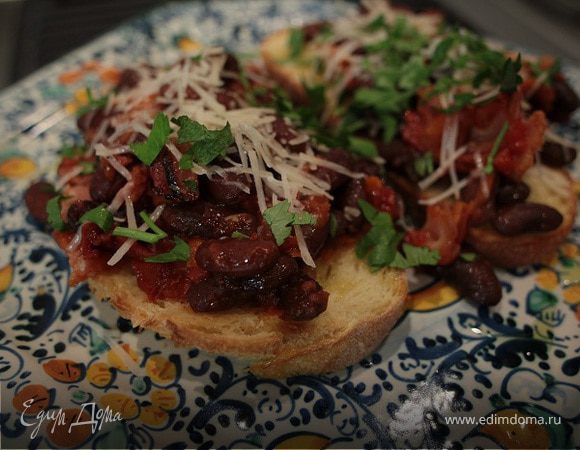 Тосты с фасолью, беконом и вялеными помидорами 
