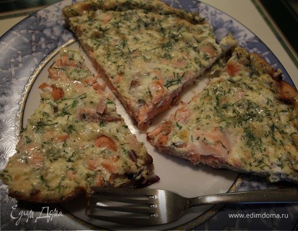 Фриттата с семгой, красным луком и сливочным сыром 