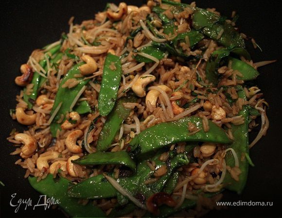 Острый рис с кешью, шпинатом и зеленым горошком