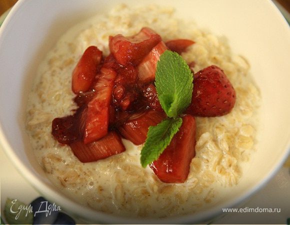 Геркулес с клубнично-ревеневым соусом 