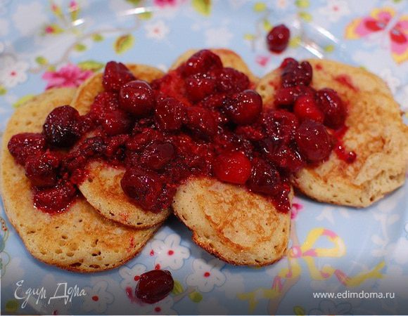 Оладьи с полентой и корицей под ягодным соусом