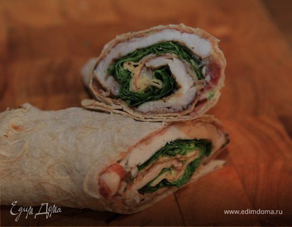 Рулетики из лаваша с курицей, ветчиной и шпинатом 