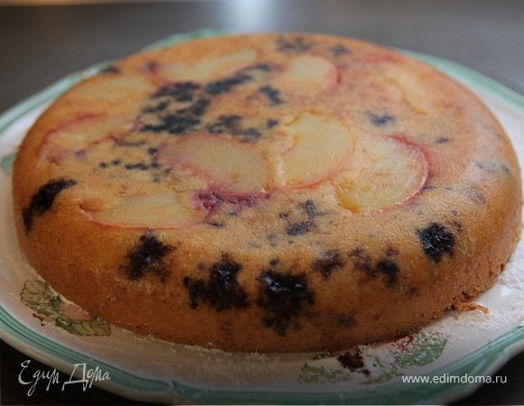 Пирог с персиком и голубикой 