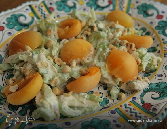 Салат с курицей, абрикосами и фундуком 