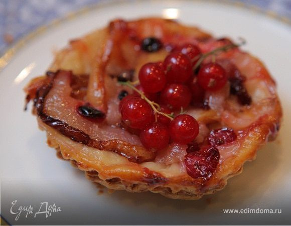 Тарталетки с грушами и красной смородиной 