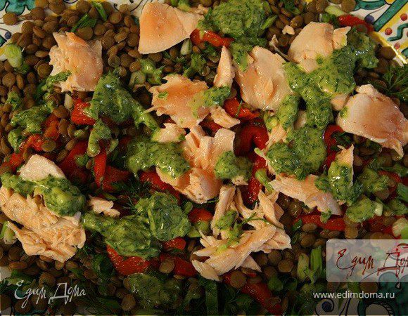 Теплый салат из чечевицы с семгой, сладким перцем и свежей зеленью