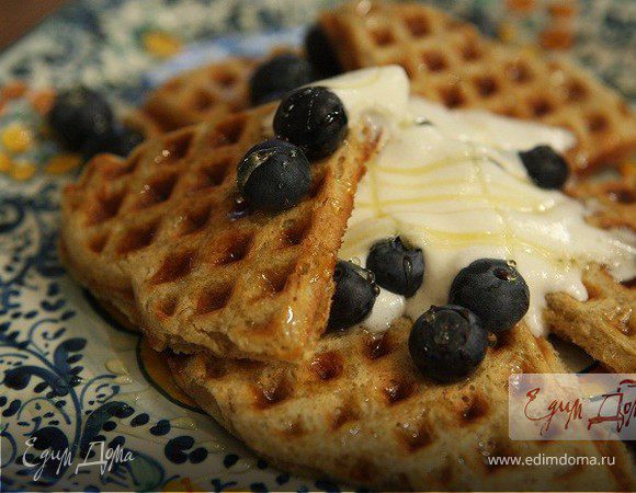 Вафли с ягодами, медом и взбитыми сливками