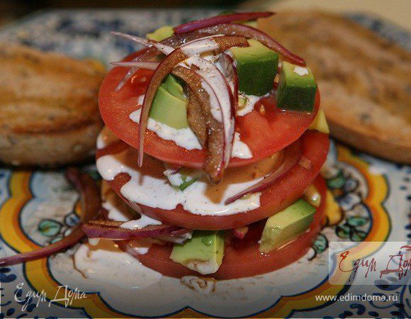 Башенка из помидора и авокадо со сметанной заправкой