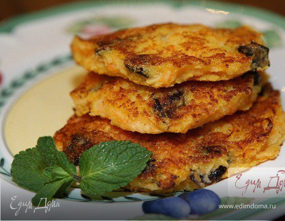 Оладьи с яблоком, морковью и черносливом