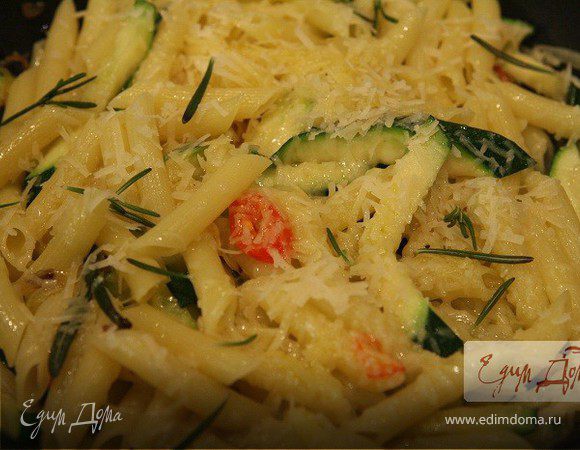 Макароны с цукини, пармезаном и розмарином