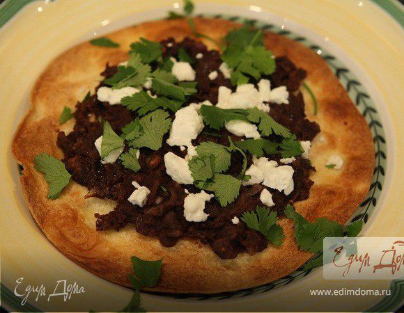 Тортилья с фасолью и козьим сыром