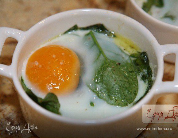 Яйцо кокот со шпинатом