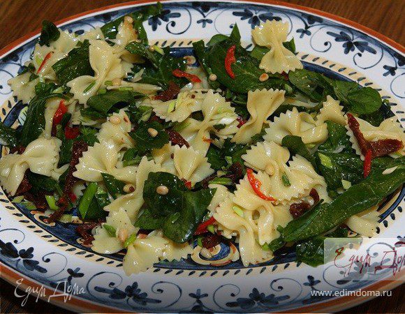 Салат с вялеными помидорами и бантиками