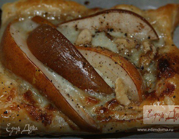 Тарталетки с грушами, грецкими орехами и голубым сыром