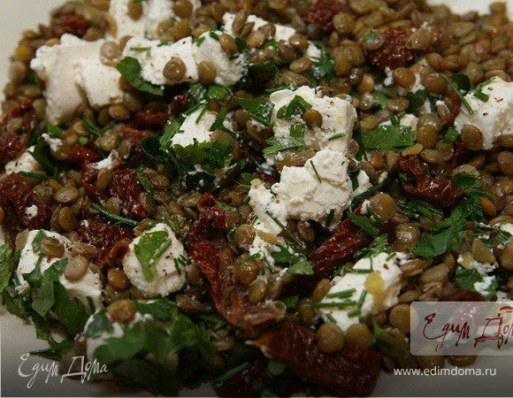 Пикантная чечевица с брынзой и вялеными помидорами