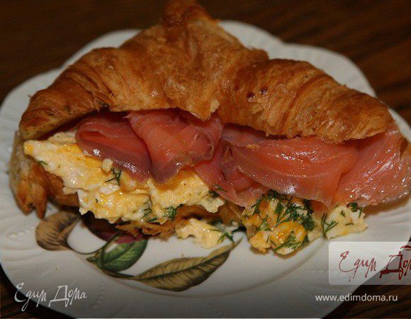 Круассаны со взбитыми яйцами, семгой и укропом
