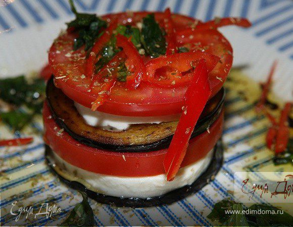Башенки из моцареллы, баклажана и помидора
