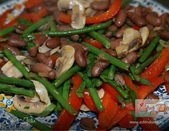 Теплый салат из фасоли со сладким перцем и грибами