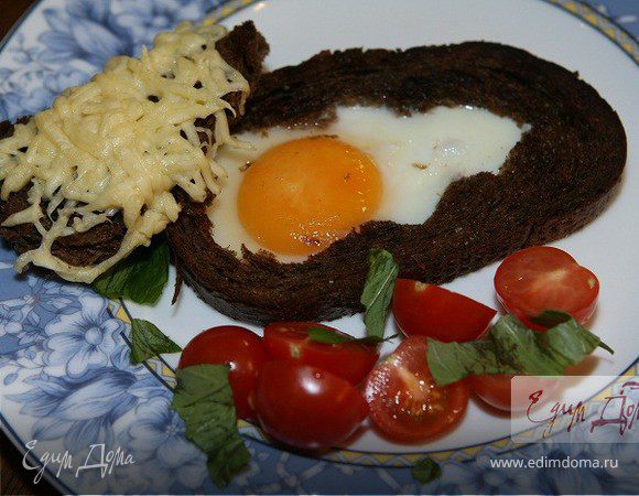 Яйца, запеченные в хлебе, с помидорами и базиликом