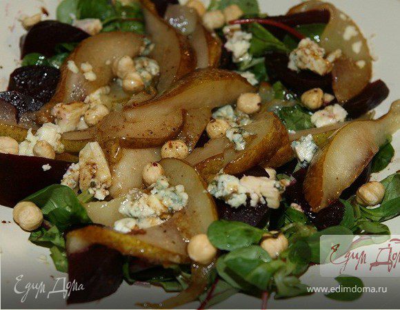 Салат из запеченной свеклы, груши, сыра и орехов