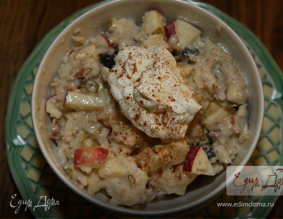 Мюсли по-швейцарски со свежими фруктами и взбитыми сливками