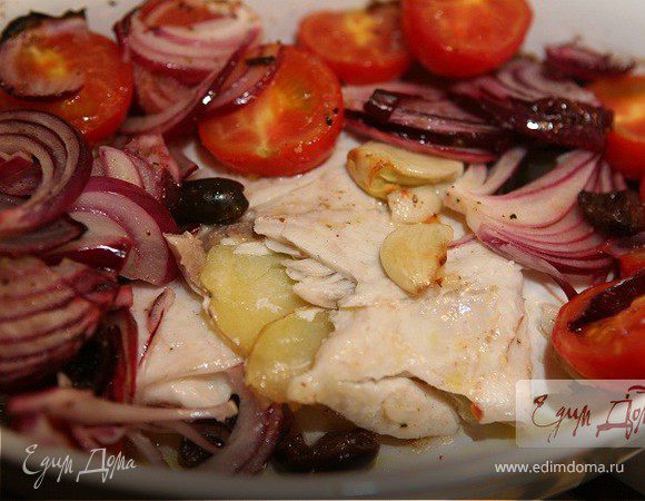 Запеченная дорада с картофелем и салатом из помидоров и оливок