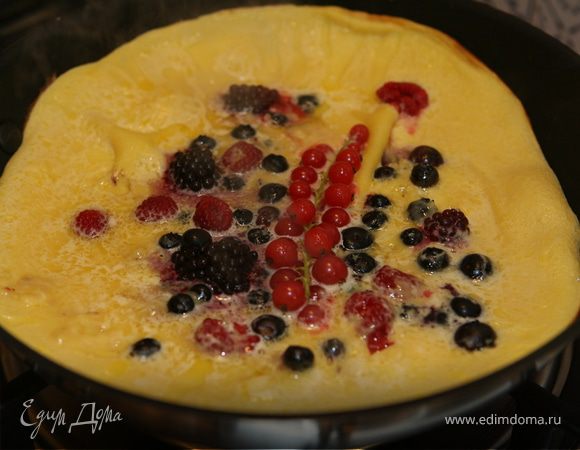 Сладкий ванильный омлет с ягодами