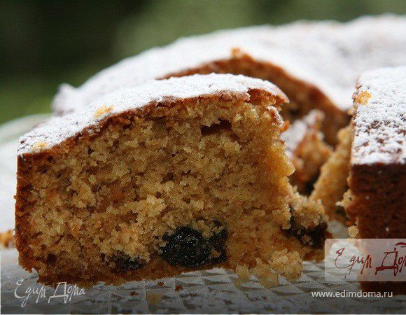 Пряный имбирный кекс с черносливом и кленовым сиропом