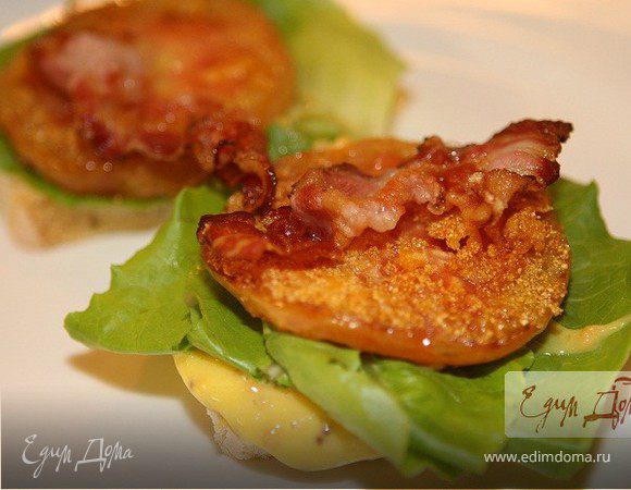 Сэндвич с жареными помидорами, беконом и горчичным соусом