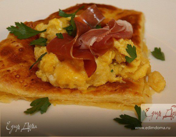 Взбитые яйца с ветчиной и петрушкой на слоеном тесте
