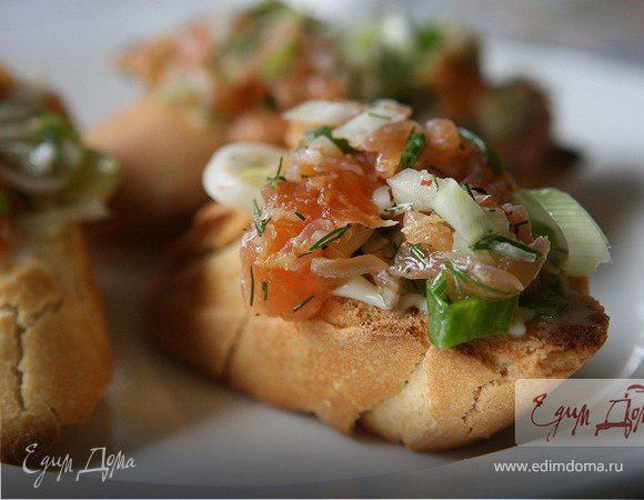 Кростини с семгой, фенхелем и зеленым луком