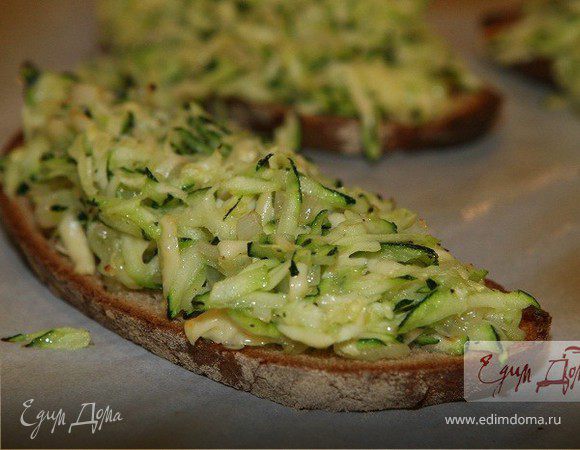 Тосты с цукини, сыром и луком