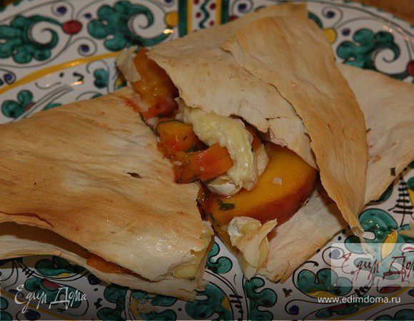 Лаваш с сыром, персиками и шнитт-луком