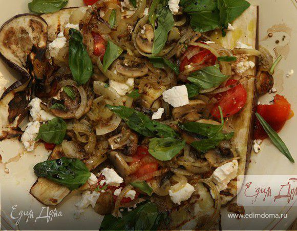 Салат с шампиньонами, козьим сыром и баклажаном