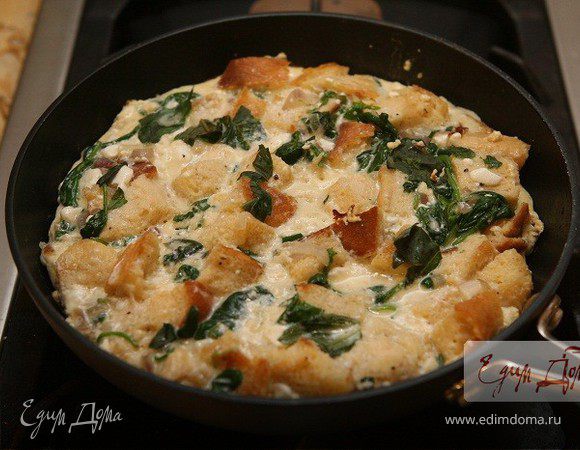Омлет с гренками, брынзой и шпинатом