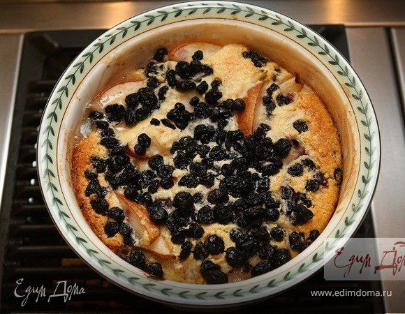 Легкий пирог с грушами и сушеной черникой