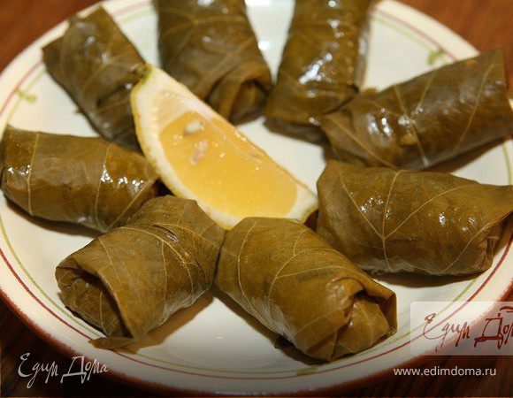 Рис с мятой и кедровыми орешками в виноградных листьях