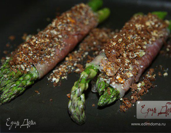 Спаржа с ветчиной, запеченная в сухарях