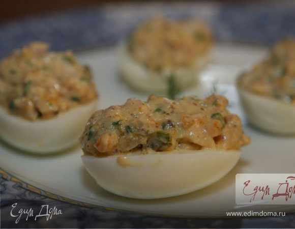 Яйца, фаршированные сыром, каперсами и шнитт-луком