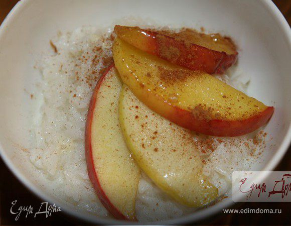 Рисовая каша с яблоками, медом и корицей