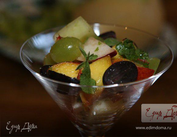 Летний фруктовый салат с мятой