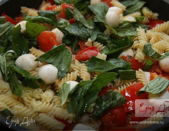 Макароны с помидорами и моцареллой по-каприйски