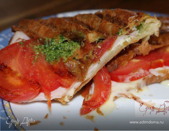 Круассаны с ветчиной, сыром и помидорами