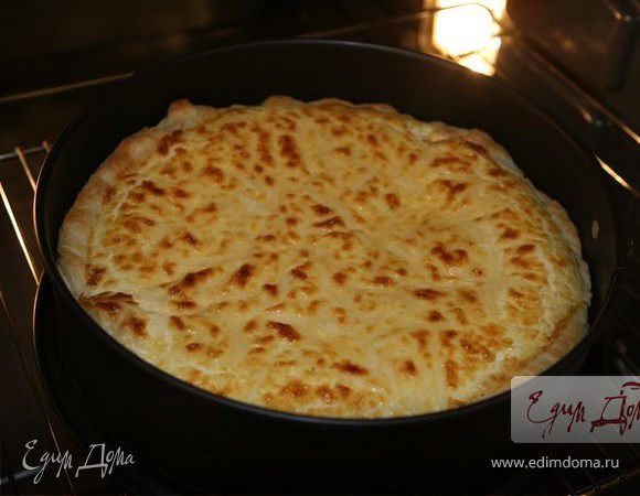 Пирог из слоеного теста с сыром и творогом